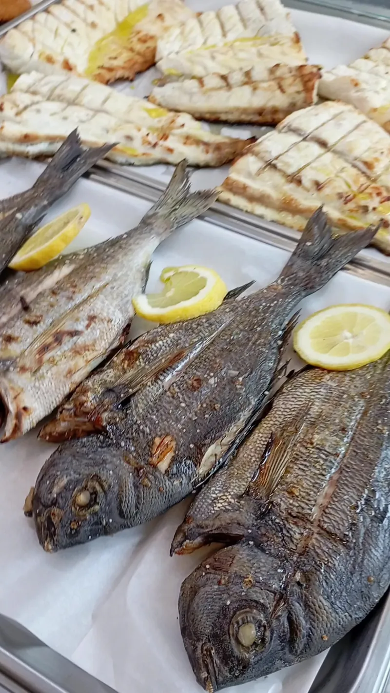 Ψητές τσιπούρες με φέτες λεμονιού