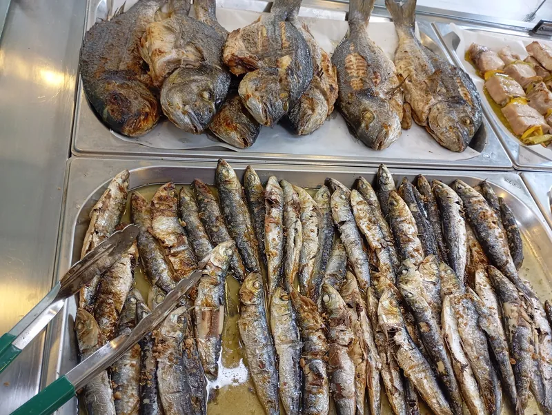 Ψητές τσιπούρες και σαρδέλες στο ταψί
